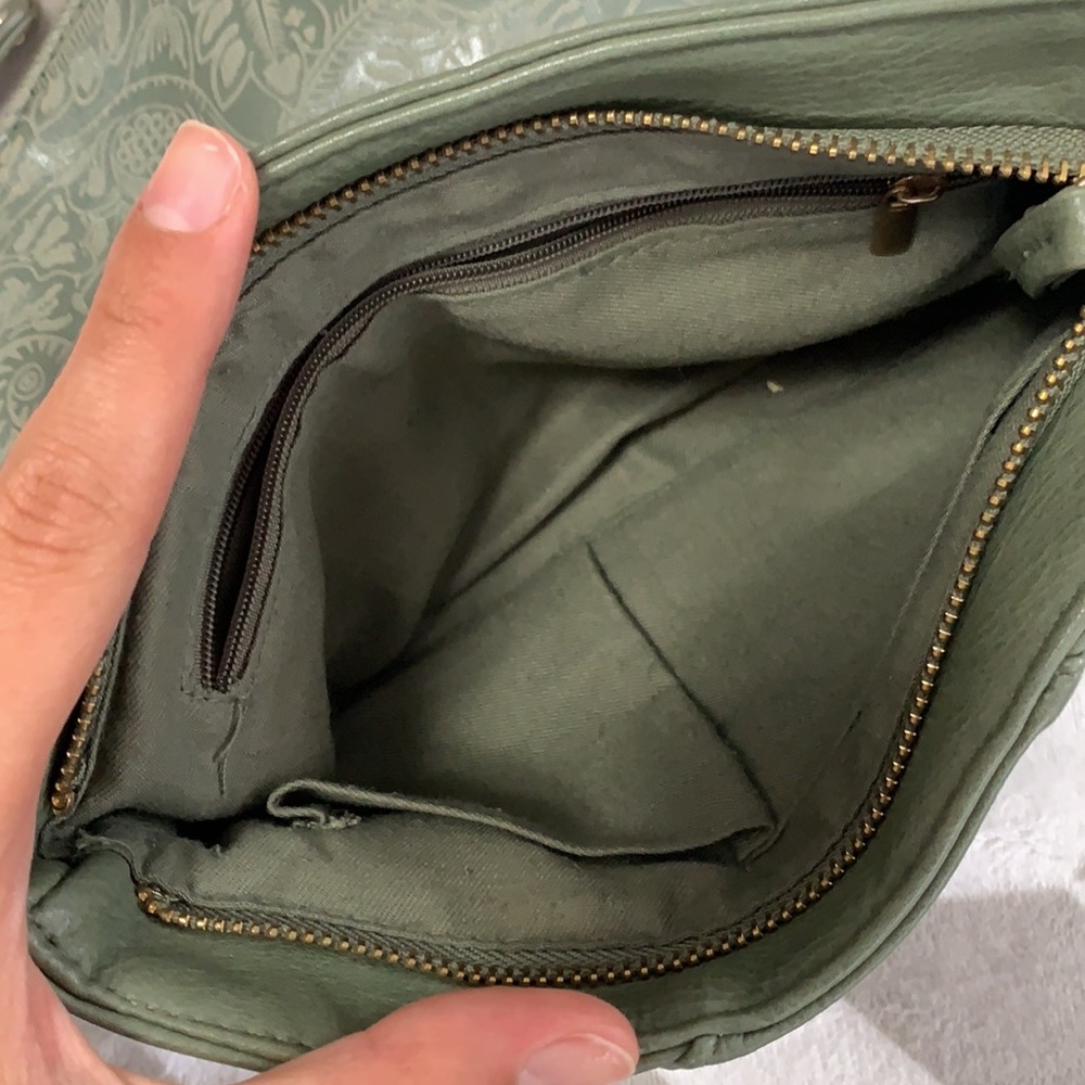Francesca’s Green Crossbody Bag - Picture 4 of 5